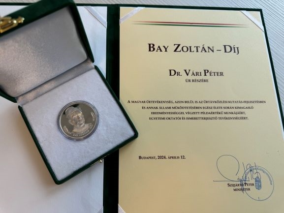 Bay Zoltán díj.