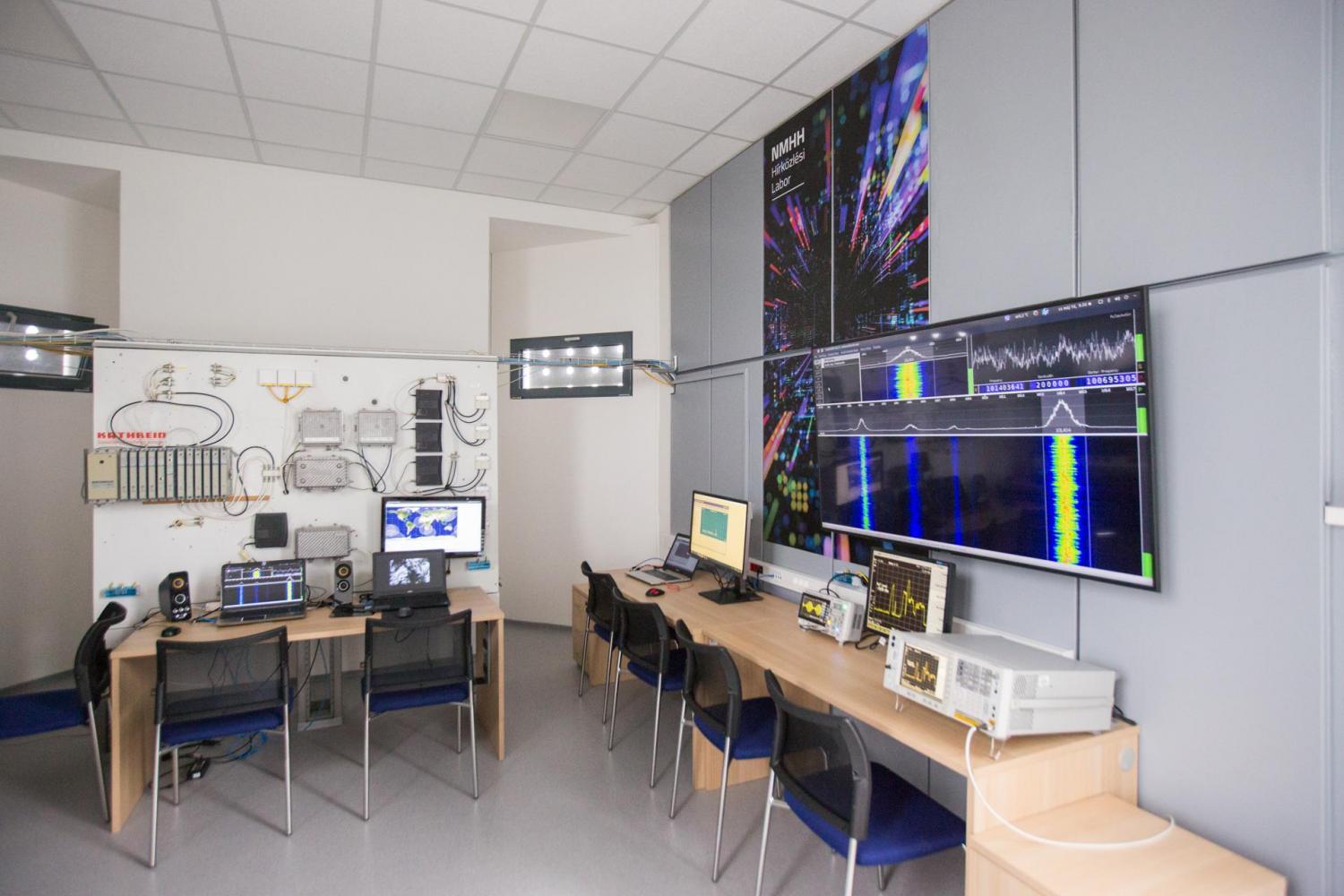 A felújított labor és az antenna átadója