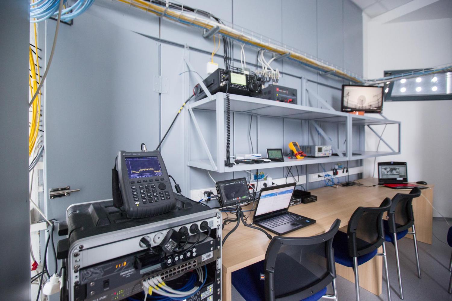 A felújított labor és az antenna átadója