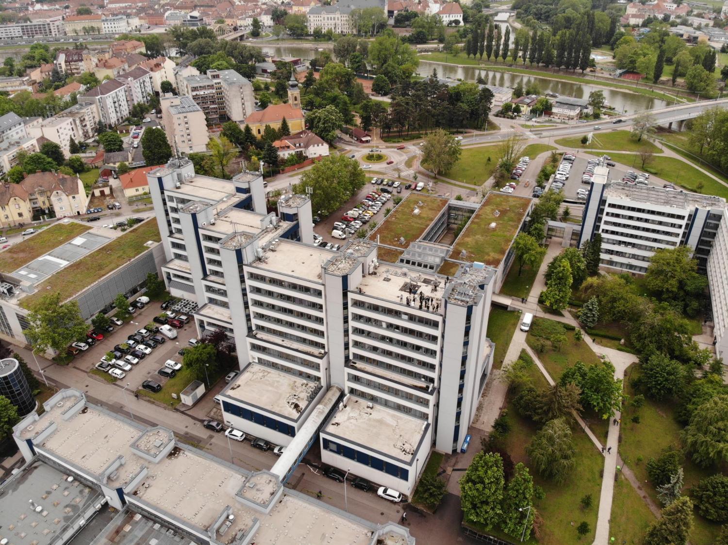 A felújított labor és az antenna átadója