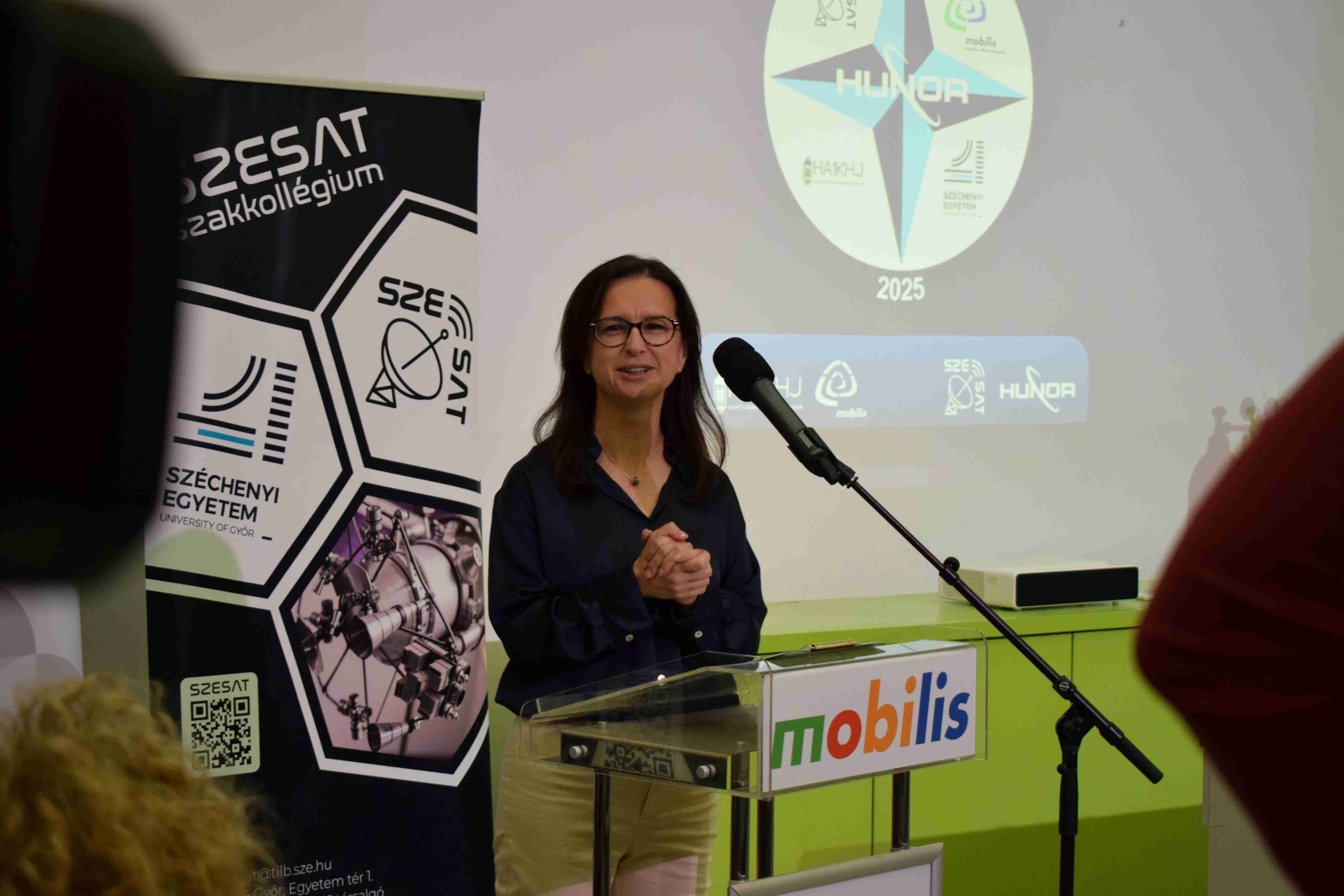 A HUNOR program keretében készültünk arra, hogy Kapu Tibor kutató űrhajóssal kapcsolatba lépjünk az ISS fedélzetén. A gyermekek részéről feltett kérdésekre válaszolt és bemutatta űrbéli kísérleteit melyet a Mobilis-ben mi magunk is elvégezhettünk. A fotók és videók nem tudjákvisszadni azt az izgalmat amikor Kapu Tibor köszöntött minket Győrben az éter hullámain keresztül.