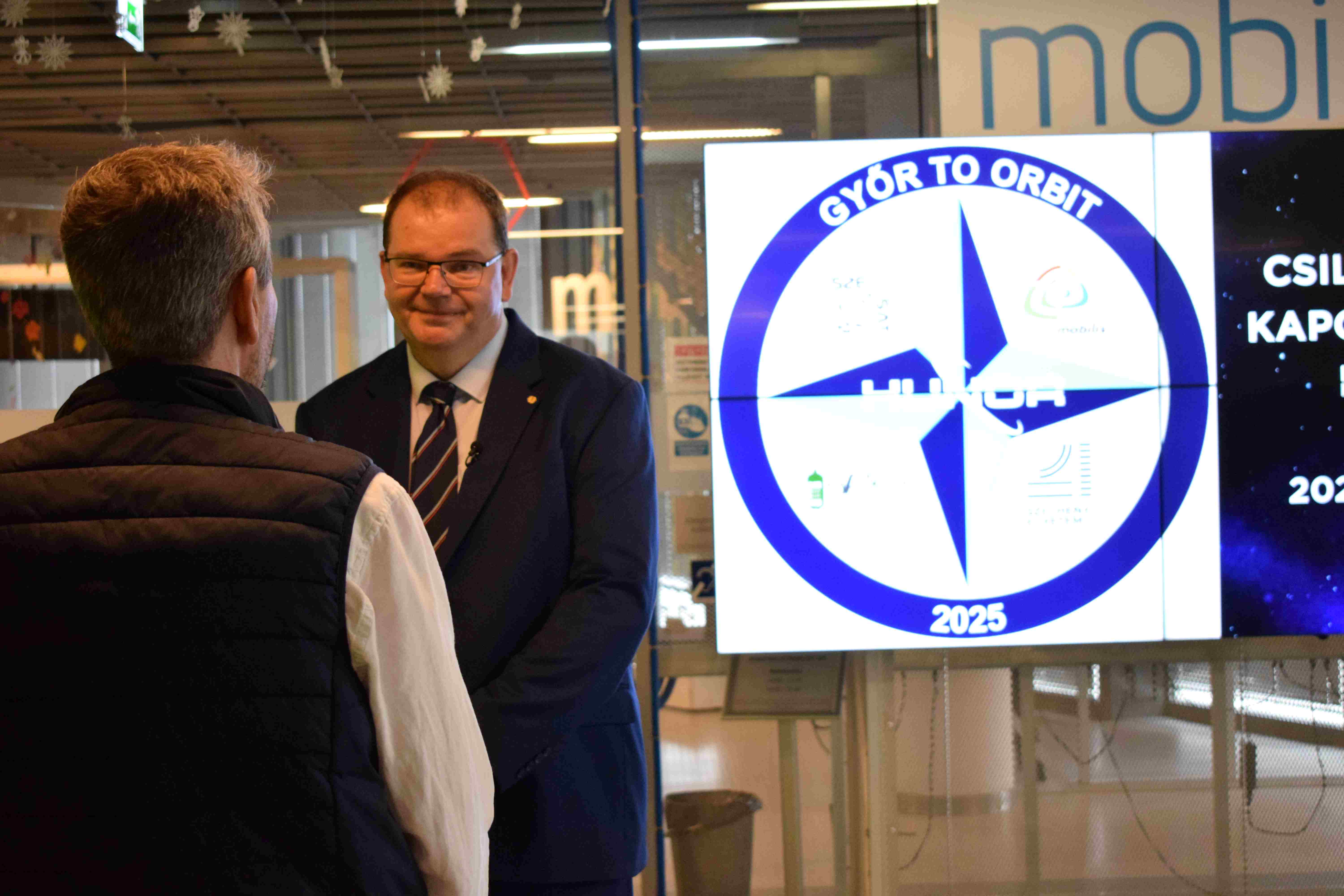 A HUNOR program keretében készültünk arra, hogy Kapu Tibor kutató űrhajóssal kapcsolatba lépjünk az ISS fedélzetén. A gyermekek részéről feltett kérdésekre válaszolt és bemutatta űrbéli kísérleteit melyet a Mobilis-ben mi magunk is elvégezhettünk. A fotók és videók nem tudjákvisszadni azt az izgalmat amikor Kapu Tibor köszöntött minket Győrben az éter hullámain keresztül.