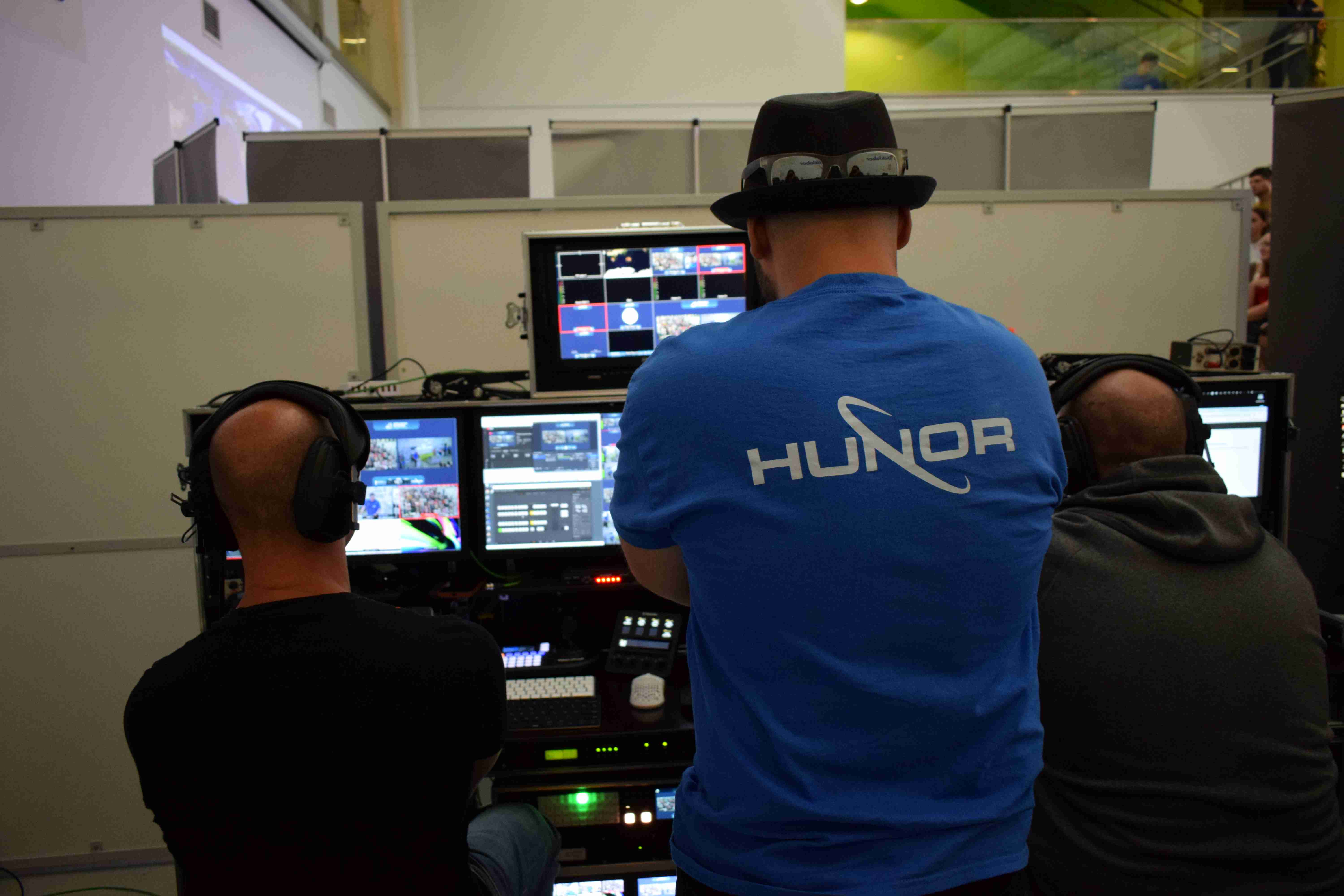 A HUNOR program keretében készültünk arra, hogy Kapu Tibor kutató űrhajóssal kapcsolatba lépjünk az ISS fedélzetén. A gyermekek részéről feltett kérdésekre válaszolt és bemutatta űrbéli kísérleteit melyet a Mobilis-ben mi magunk is elvégezhettünk. A fotók és videók nem tudjákvisszadni azt az izgalmat amikor Kapu Tibor köszöntött minket Győrben az éter hullámain keresztül.