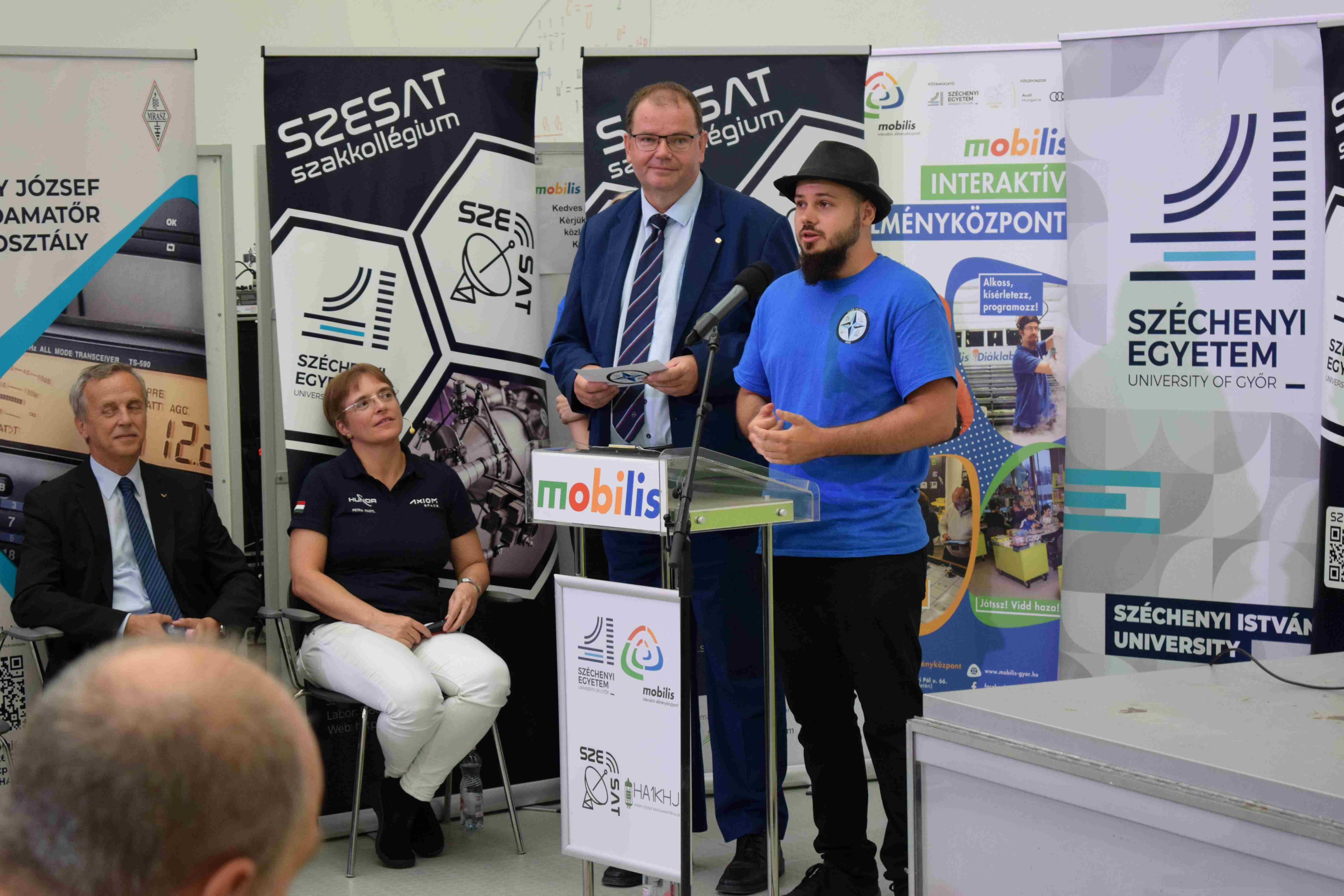 A HUNOR program keretében készültünk arra, hogy Kapu Tibor kutató űrhajóssal kapcsolatba lépjünk az ISS fedélzetén. A gyermekek részéről feltett kérdésekre válaszolt és bemutatta űrbéli kísérleteit melyet a Mobilis-ben mi magunk is elvégezhettünk. A fotók és videók nem tudjákvisszadni azt az izgalmat amikor Kapu Tibor köszöntött minket Győrben az éter hullámain keresztül.