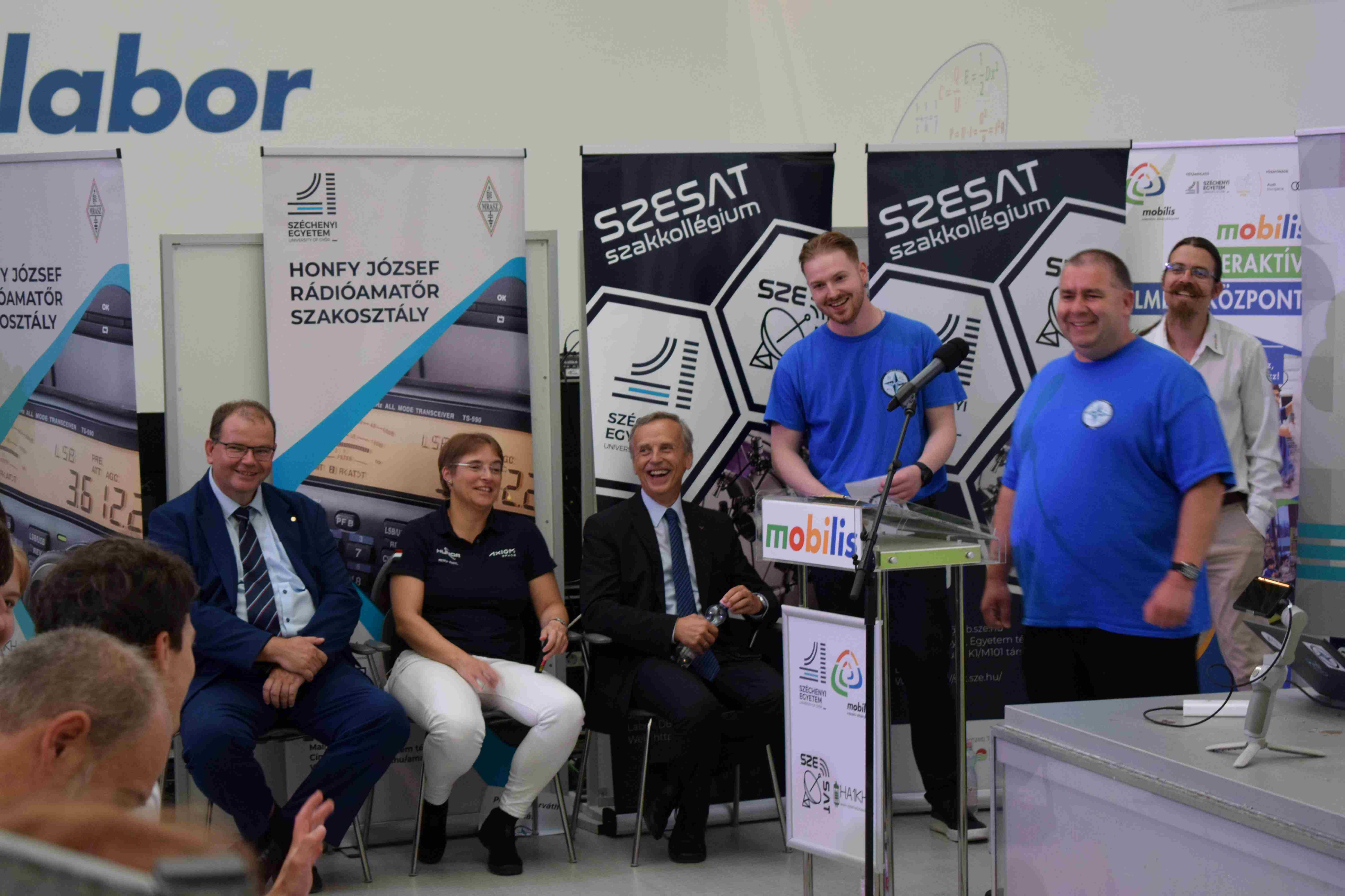 A HUNOR program keretében készültünk arra, hogy Kapu Tibor kutató űrhajóssal kapcsolatba lépjünk az ISS fedélzetén. A gyermekek részéről feltett kérdésekre válaszolt és bemutatta űrbéli kísérleteit melyet a Mobilis-ben mi magunk is elvégezhettünk. A fotók és videók nem tudjákvisszadni azt az izgalmat amikor Kapu Tibor köszöntött minket Győrben az éter hullámain keresztül.