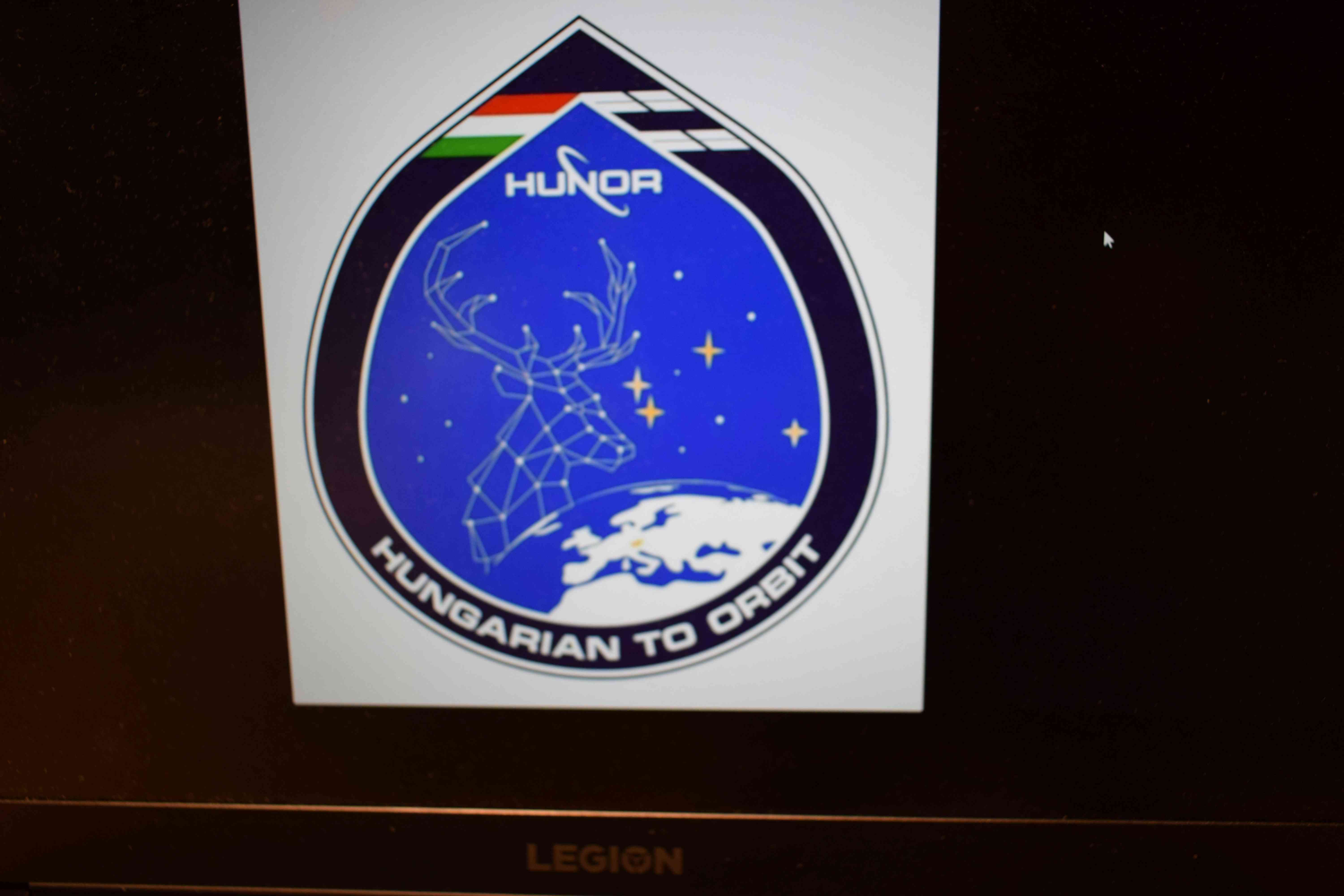 A HUNOR program keretében készültünk arra, hogy Kapu Tibor kutató űrhajóssal kapcsolatba lépjünk az ISS fedélzetén. A gyermekek részéről feltett kérdésekre válaszolt és bemutatta űrbéli kísérleteit melyet a Mobilis-ben mi magunk is elvégezhettünk. A fotók és videók nem tudjákvisszadni azt az izgalmat amikor Kapu Tibor köszöntött minket Győrben az éter hullámain keresztül.
