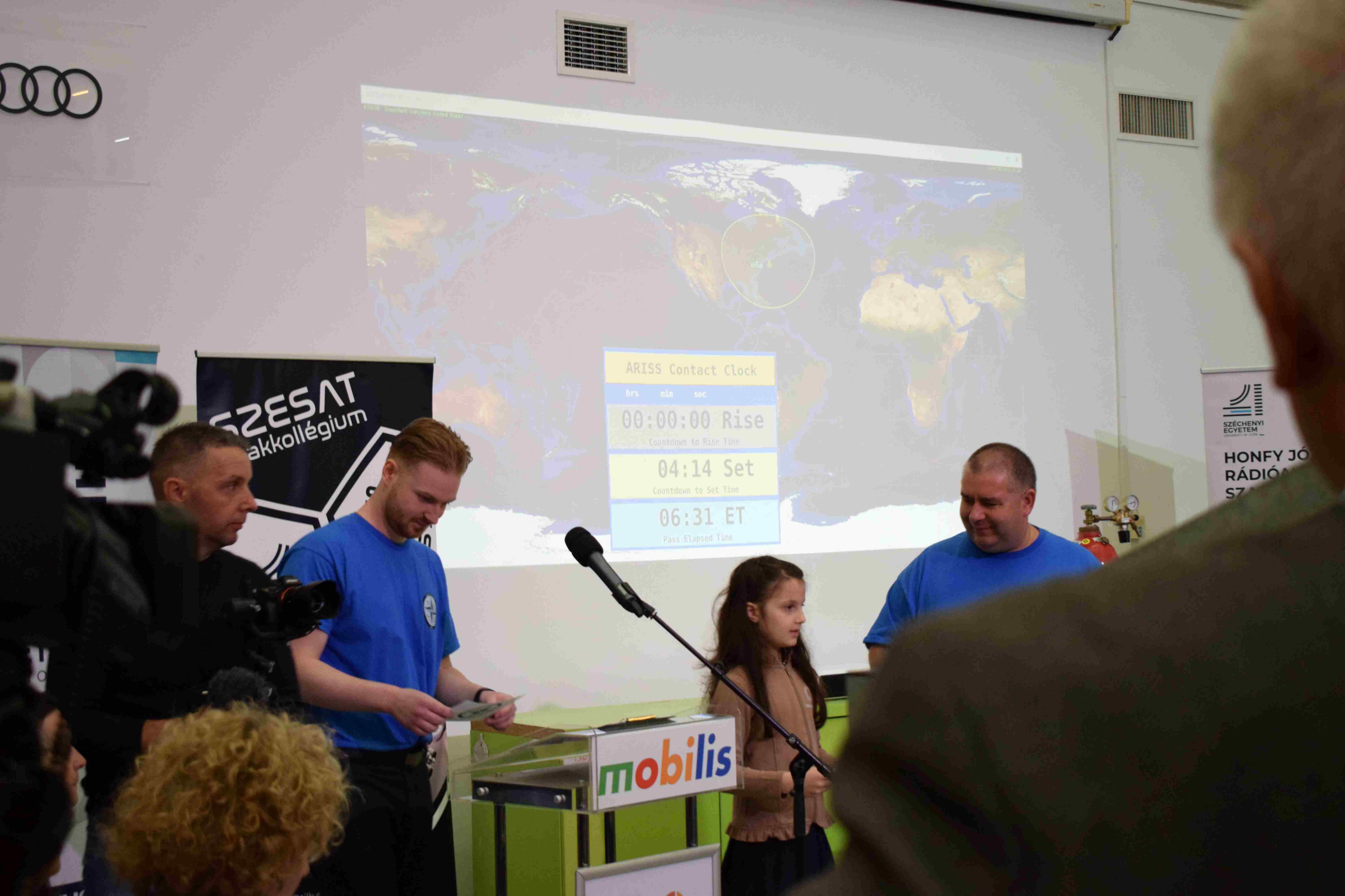 A HUNOR program keretében készültünk arra, hogy Kapu Tibor kutató űrhajóssal kapcsolatba lépjünk az ISS fedélzetén. A gyermekek részéről feltett kérdésekre válaszolt és bemutatta űrbéli kísérleteit melyet a Mobilis-ben mi magunk is elvégezhettünk. A fotók és videók nem tudjákvisszadni azt az izgalmat amikor Kapu Tibor köszöntött minket Győrben az éter hullámain keresztül.