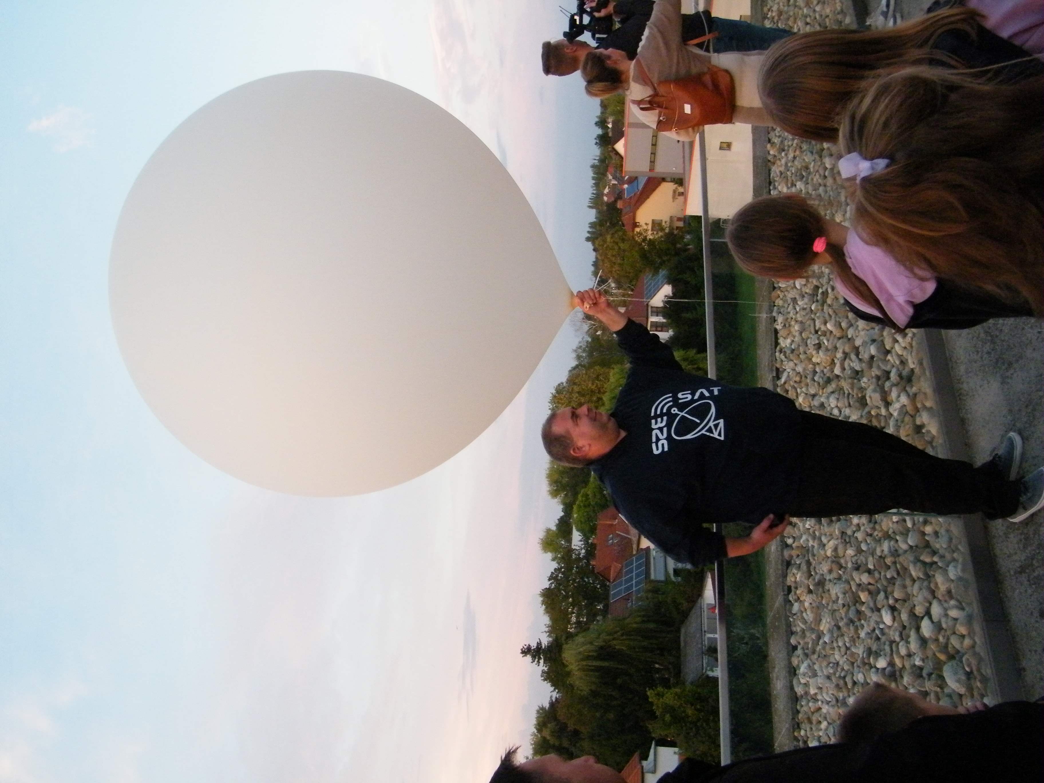 Csatlakoztunk idén is a kutatók éjszakája programoz. Követhettük meteorológiai ballonuk röppályáját miközben meteorológiai műholdak jelét elemeztük közösen.