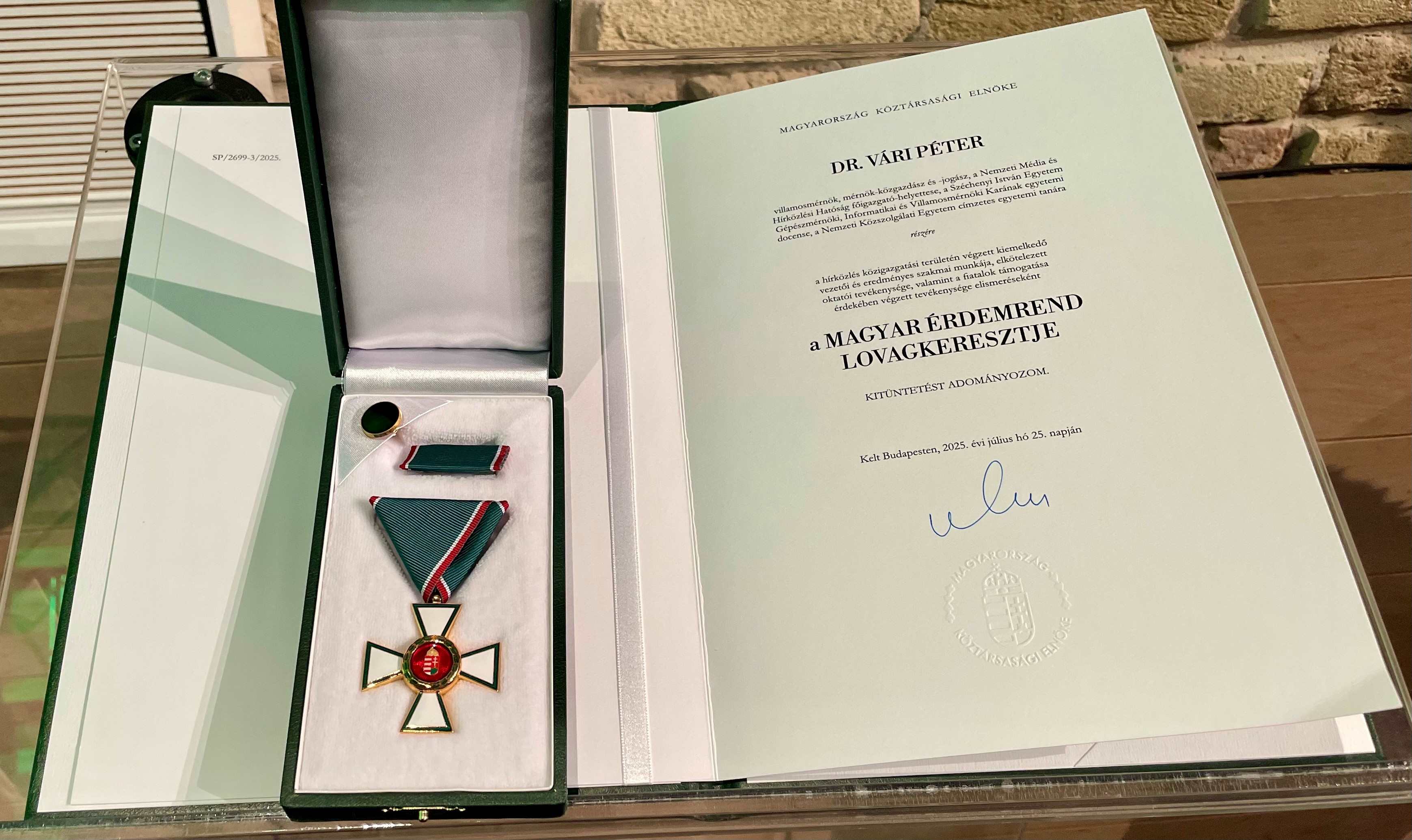 Magyar Érdemrend Lovagkeresztje polgári tagozat.