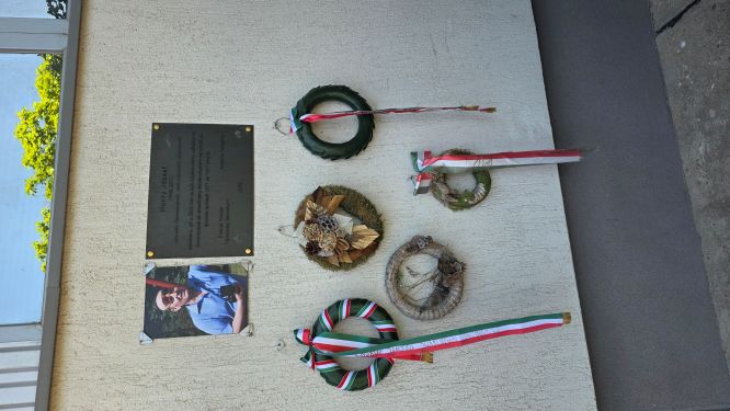 Honfy József születésének 80. évfordulójára emlékeztünk meg Solton. Volt tanárunk a magyar rádiózás meghatározó alakja volt. A solti 2 MW-os állomás főmérnökeként maradandót alkotott.