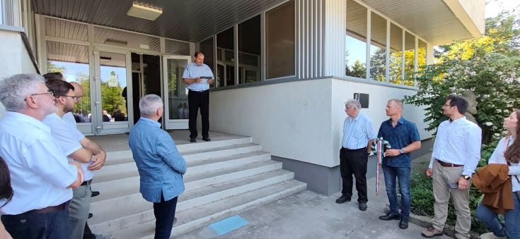 Honfy József születésének 80. évfordulójára emlékeztünk meg Solton. Volt tanárunk a magyar rádiózás meghatározó alakja volt. A solti 2 MW-os állomás főmérnökeként maradandót alkotott.