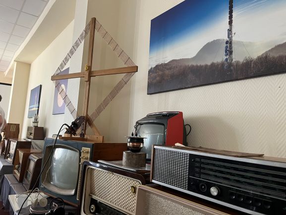 Honfy József születésének 80. évfordulójára emlékeztünk meg Solton. Volt tanárunk a magyar rádiózás meghatározó alakja volt. A solti 2 MW-os állomás főmérnökeként maradandót alkotott.