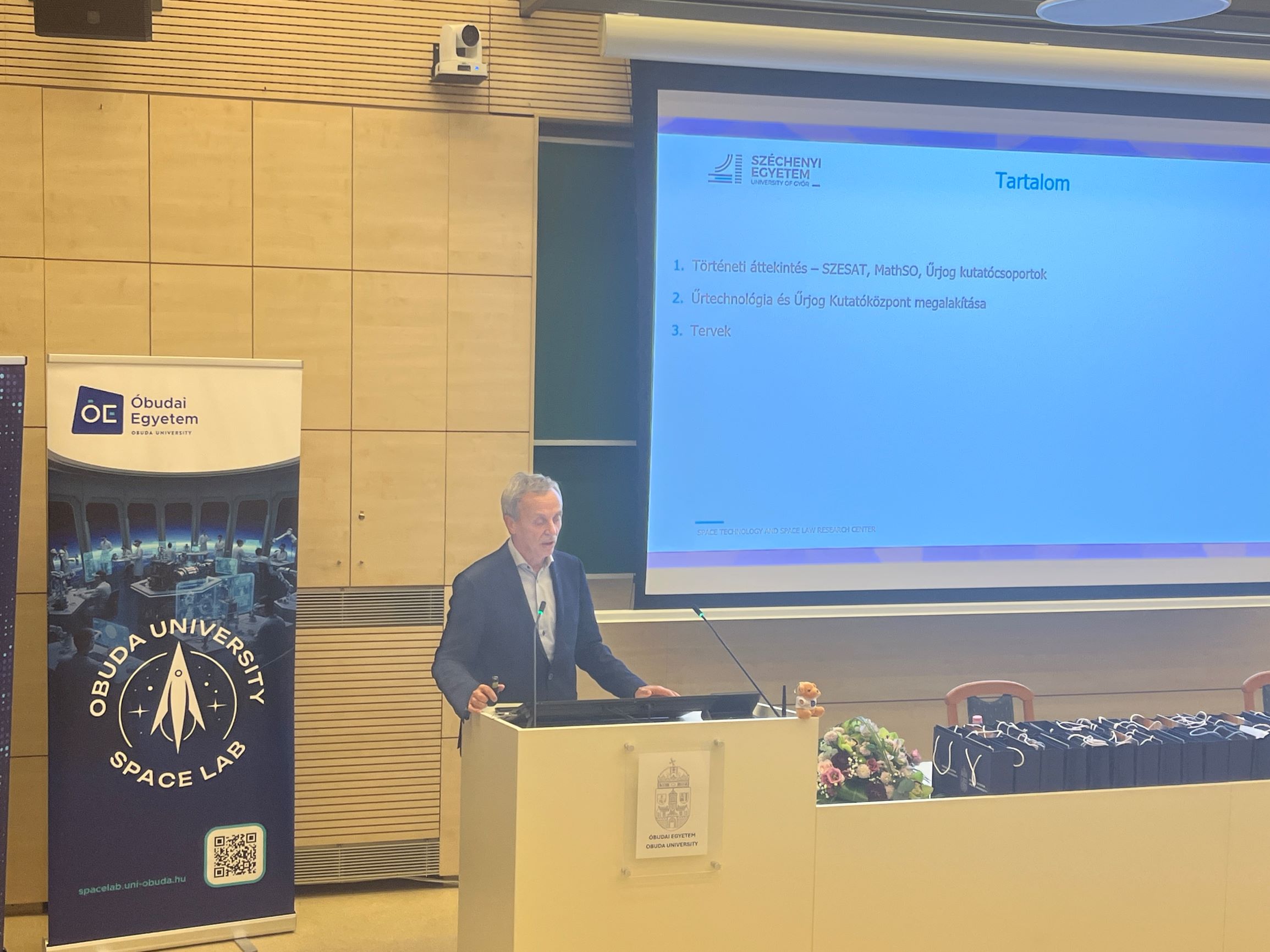 Prof. Dr. Horváth Zoltán bemutatja SZESAT szakkollégiumot és az Űrtudományi és űrjogi központot a Space Lab hálózat többi tagjának.